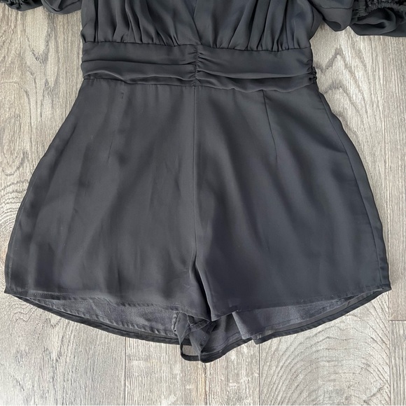 NASTY GAL Deep V Neck Puff Sleeve Black Shorts Romper Size 6 - Picture 7 of 10